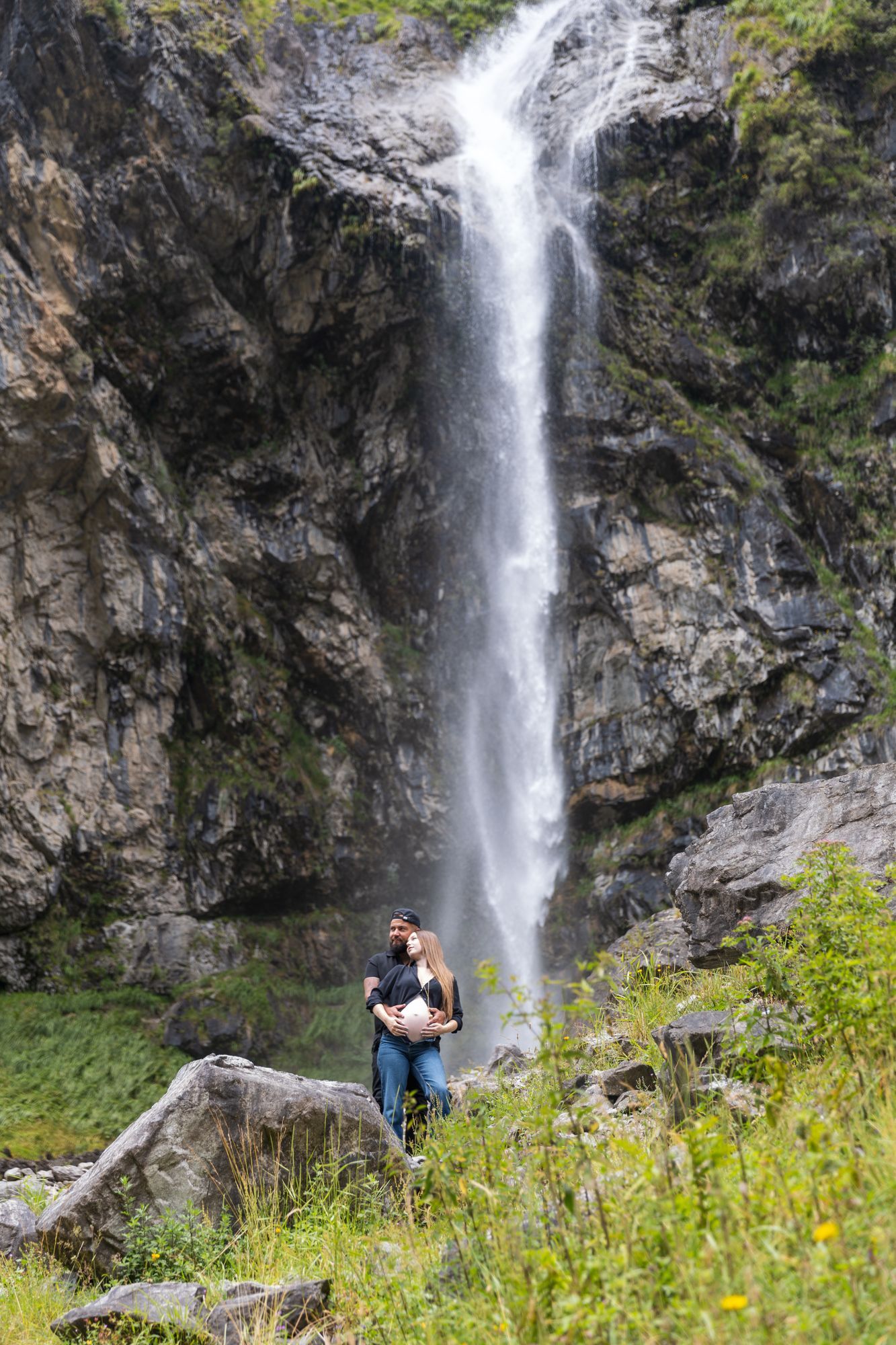 Le couple devant la chute d'eau