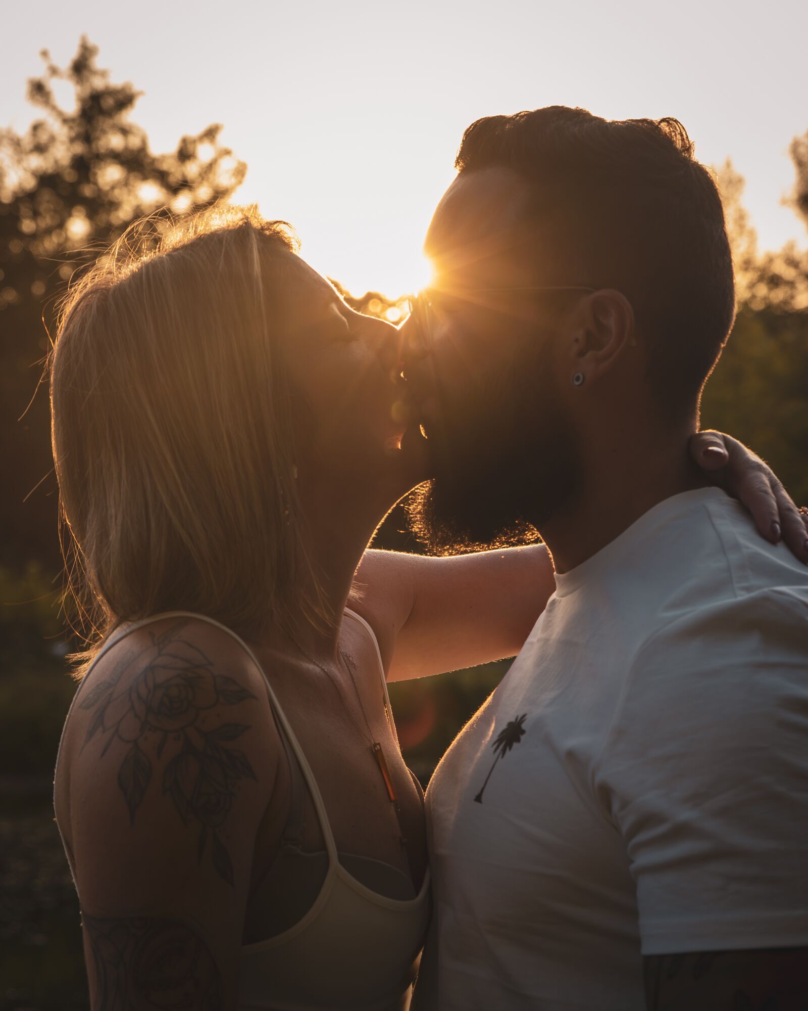 Un baiser à contre-jour, au coucher du soleil