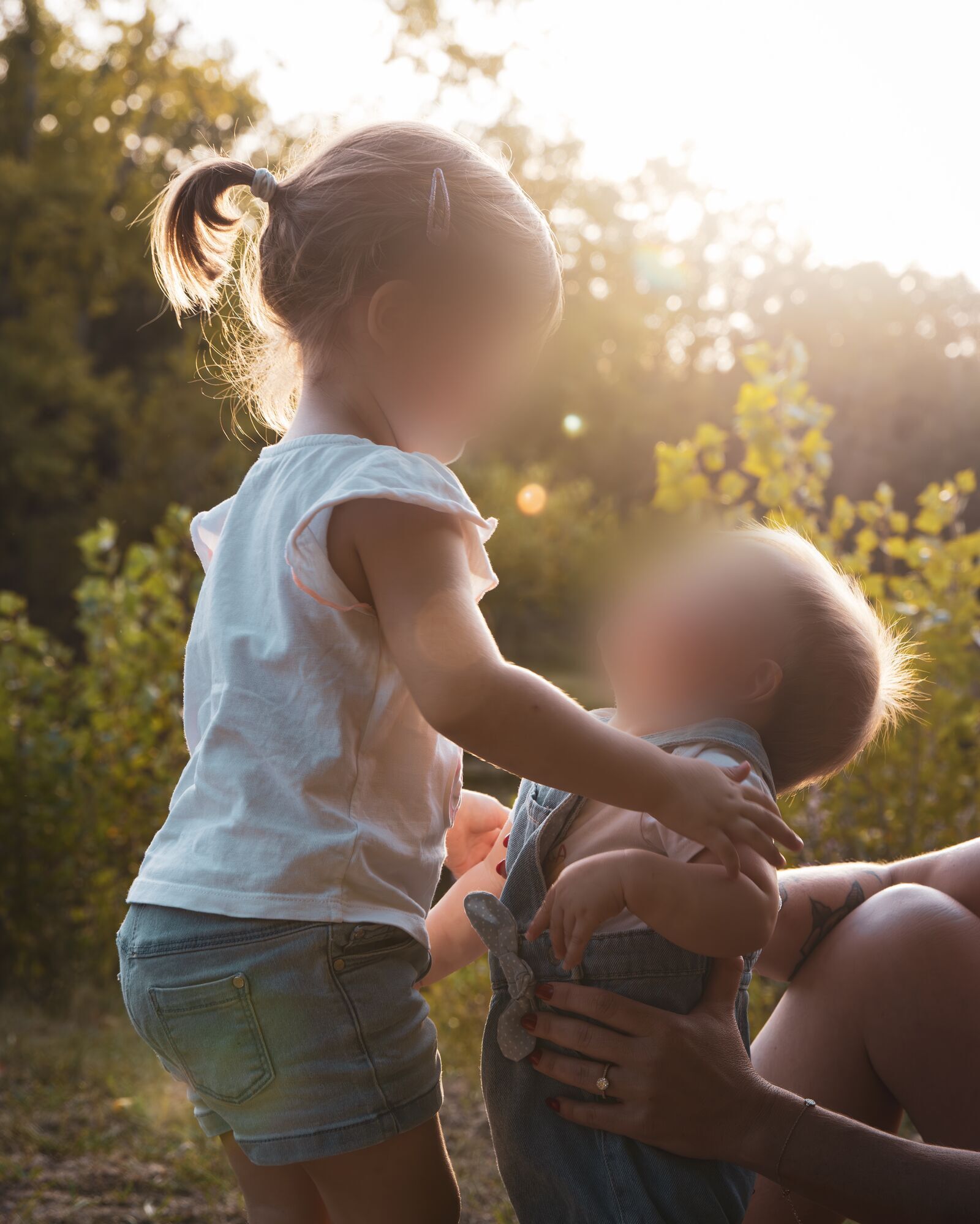 Deux enfants dans la lumière du soir