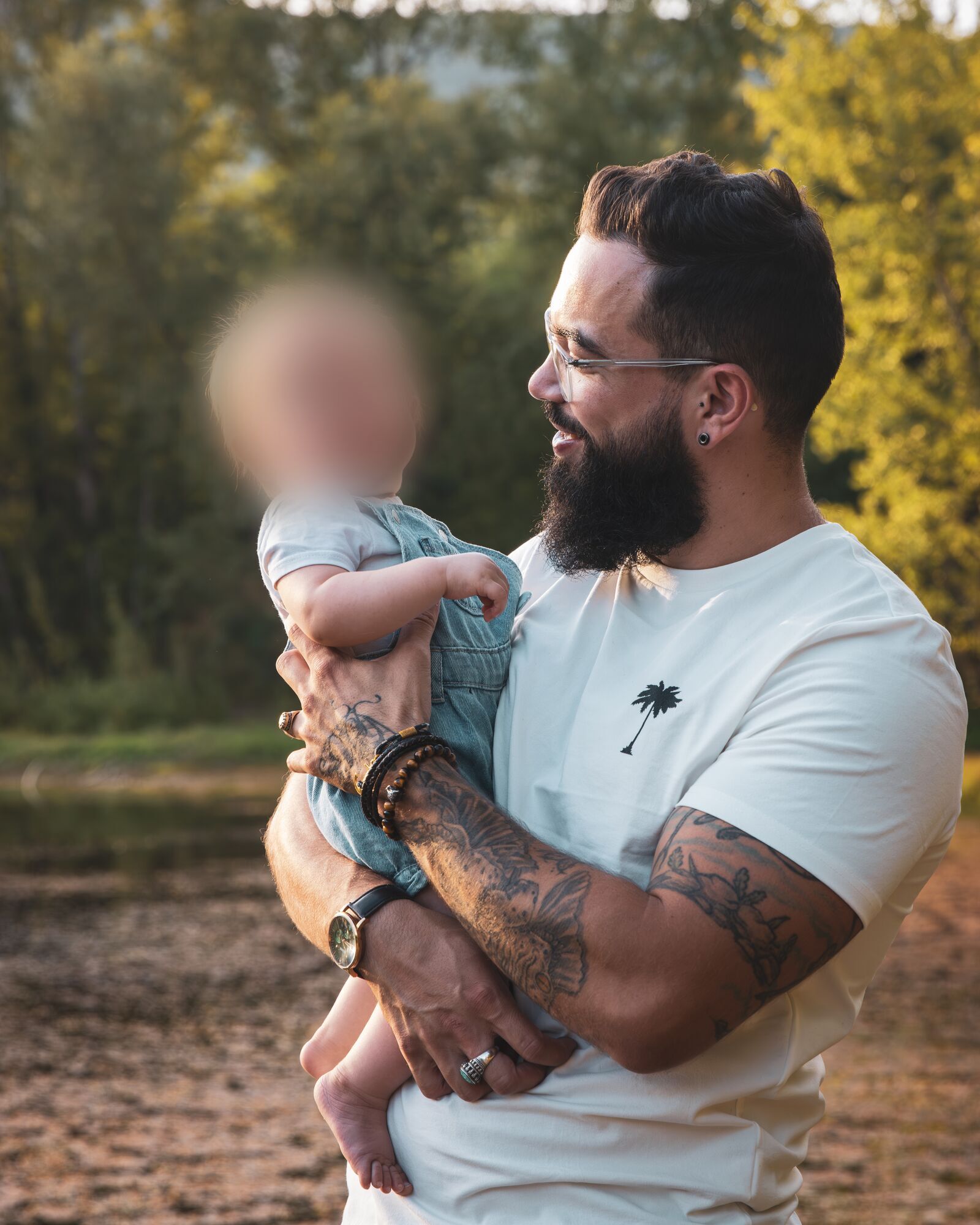Un papa et son bébé au bord de la rivière