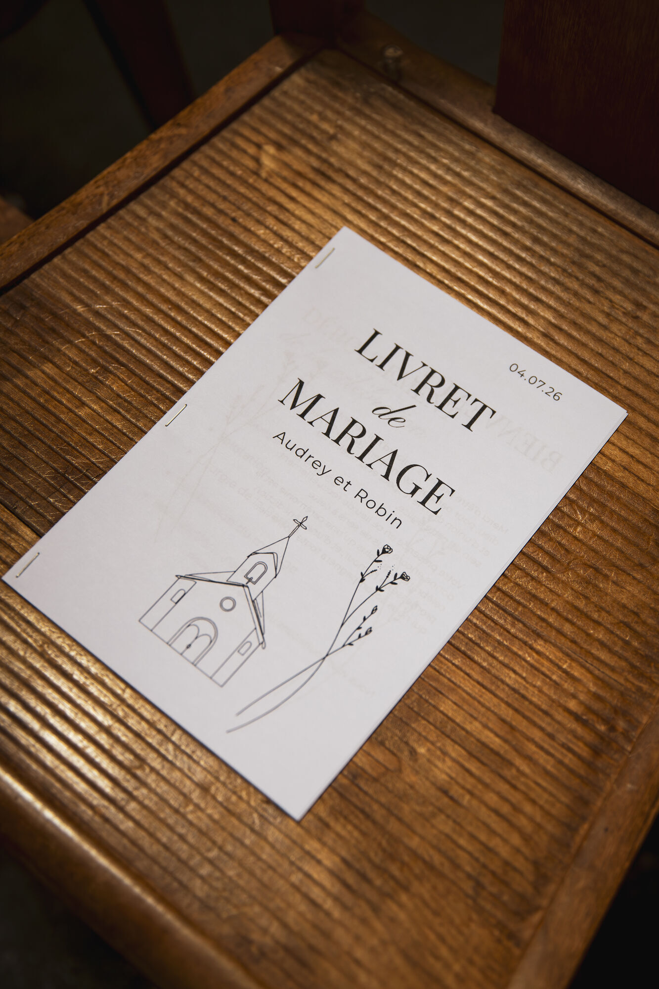 Le livret de messe posé sur une chaise