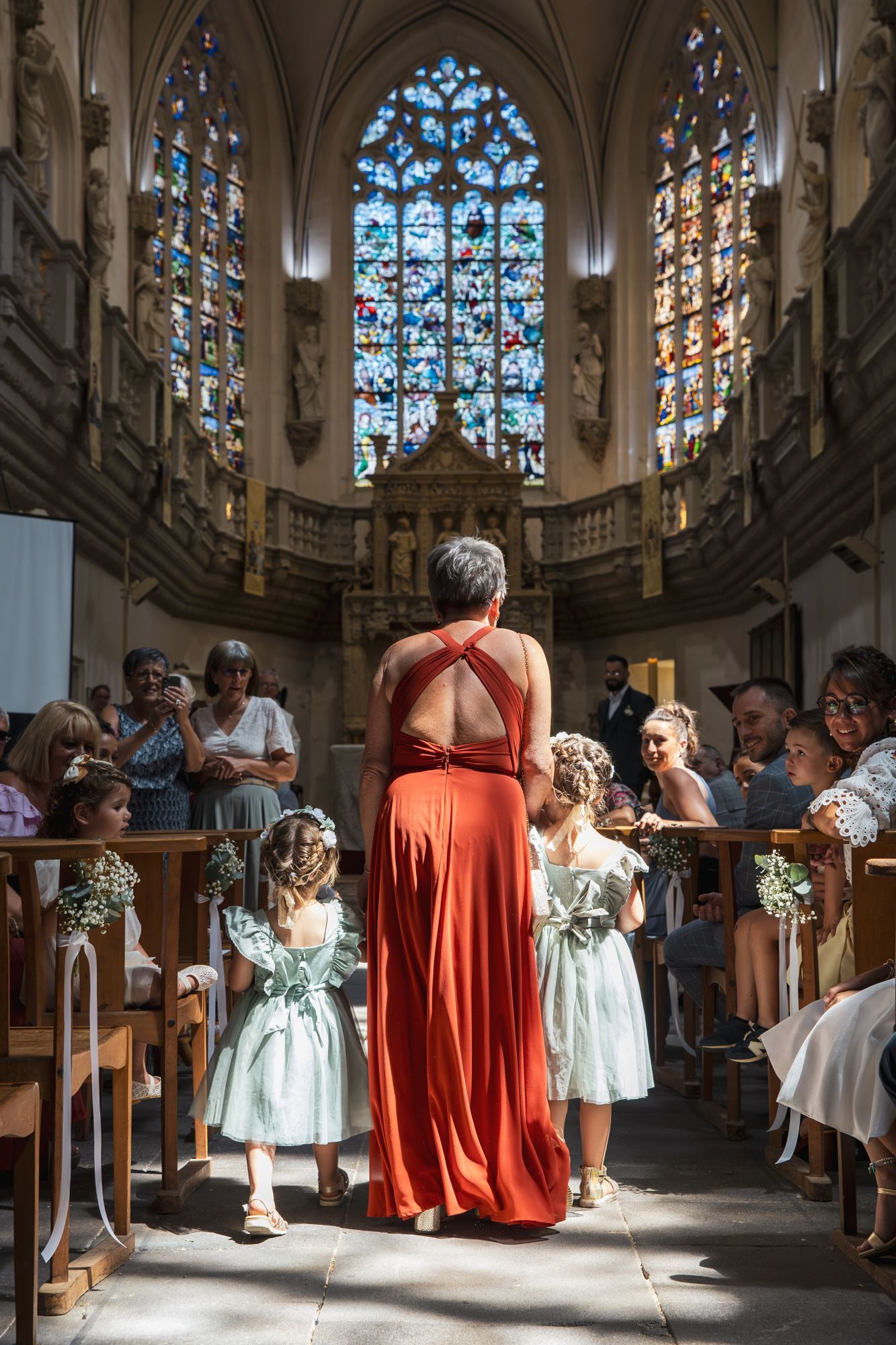 Les petites demoiselles d'honneur remontent l'allée