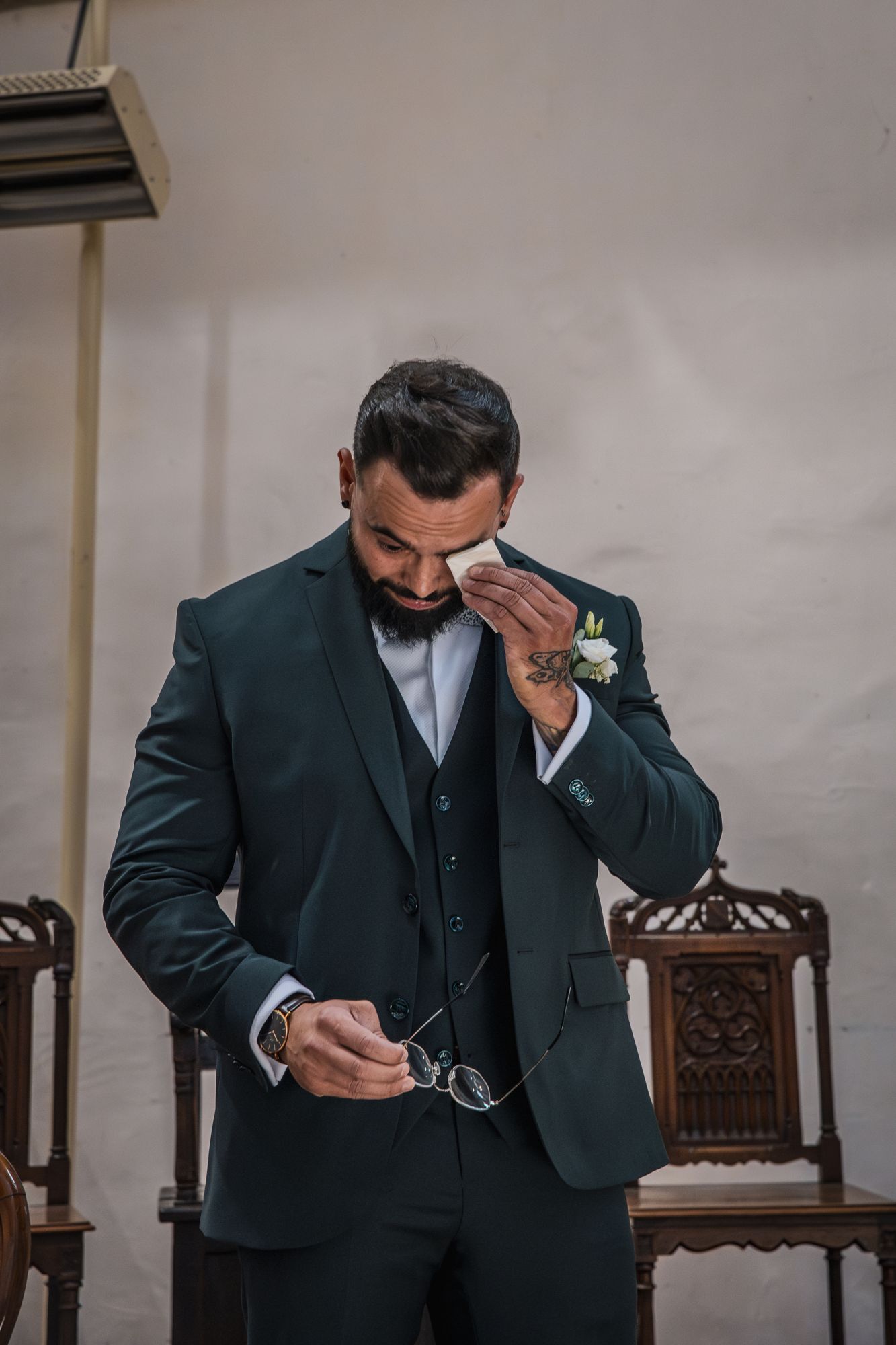 Le marié essuie une larme en attendant la mariée