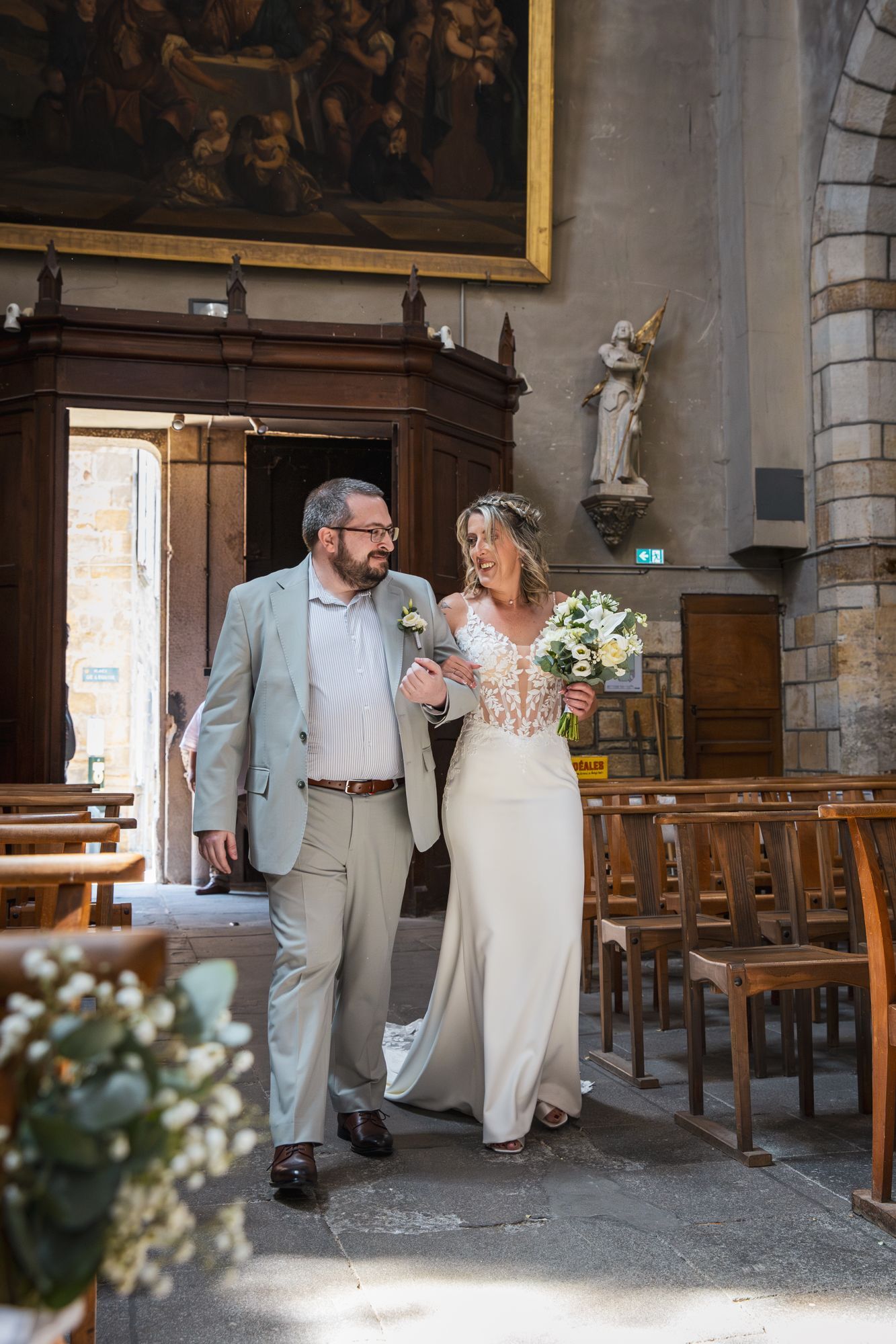 Audrey entre dans l'église au bras de son père