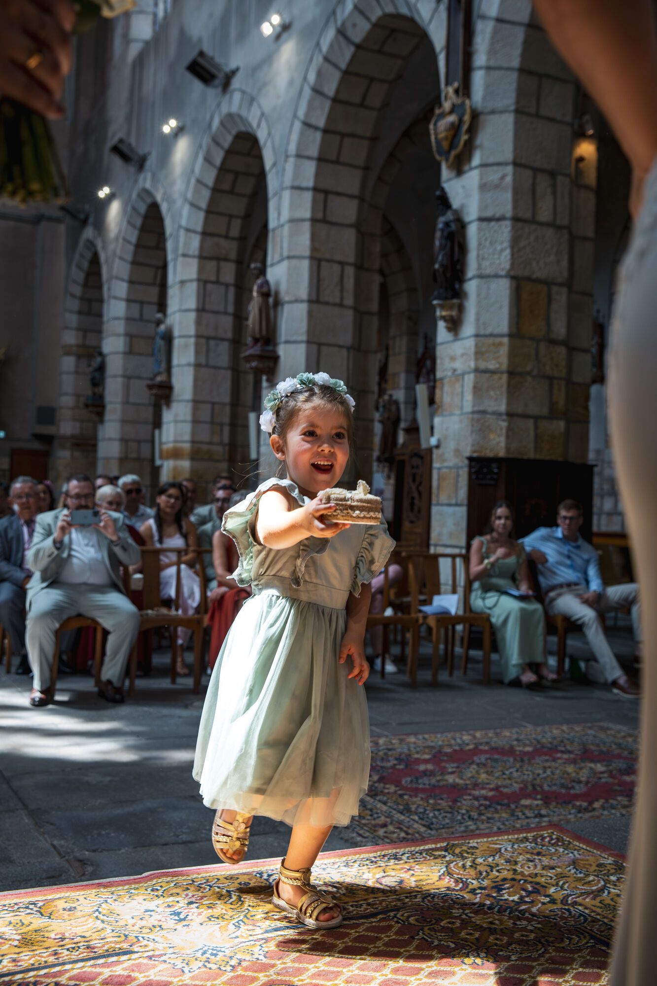Une petite demoiselle d'honneur court sur le tapis