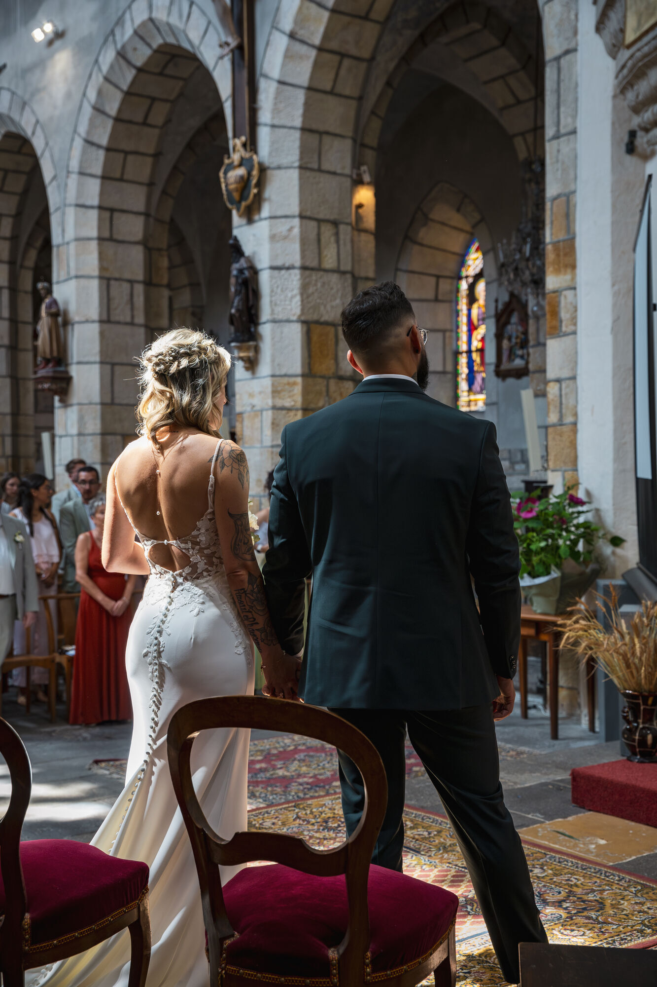 Audrey et Robin de dos sous les arcades