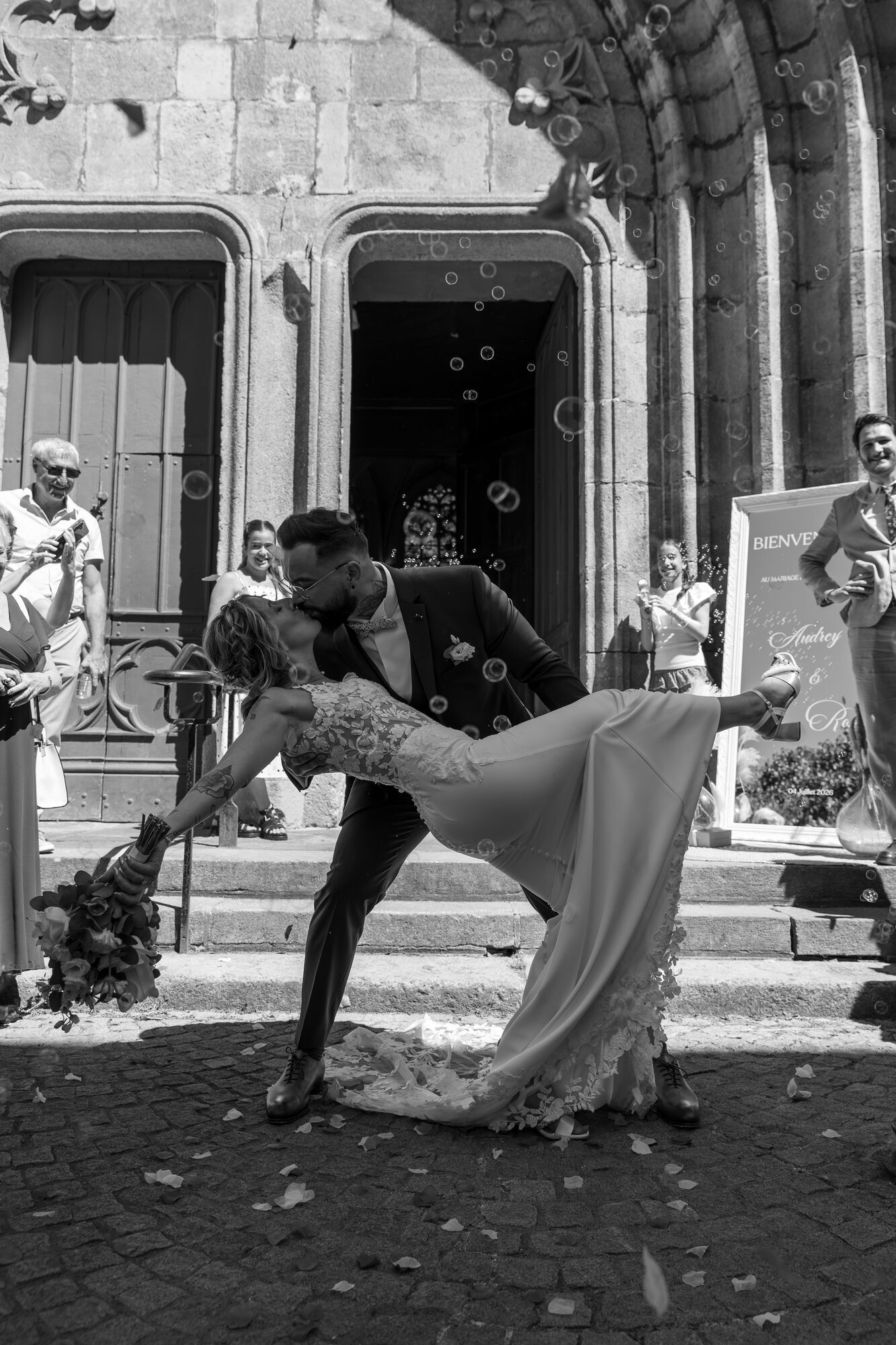 Un baiser renversé sur le parvis, en noir et blanc