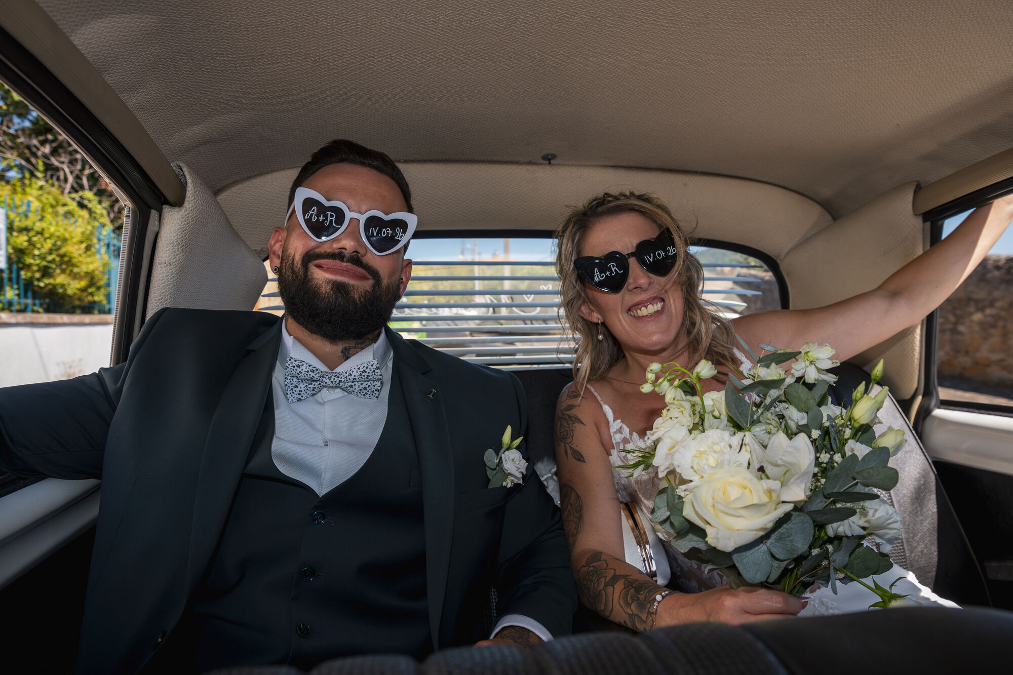 Audrey et Robin en lunettes cœur dans la voiture ancienne