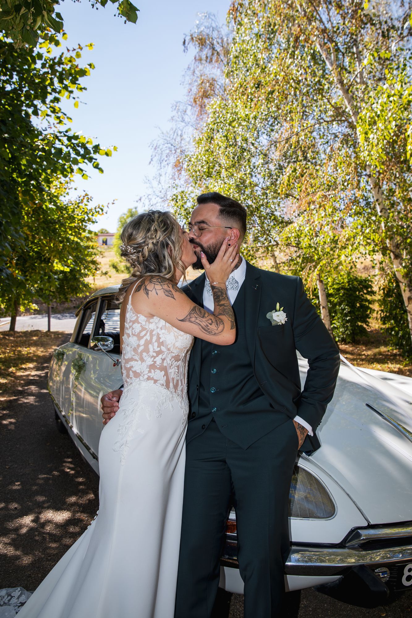 Le baiser devant la voiture ancienne
