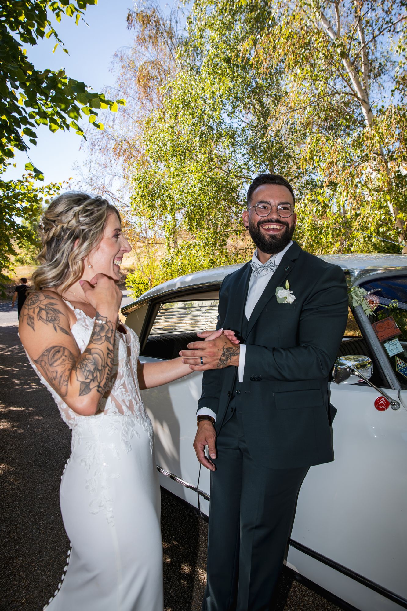 Le rire d'Audrey devant la voiture