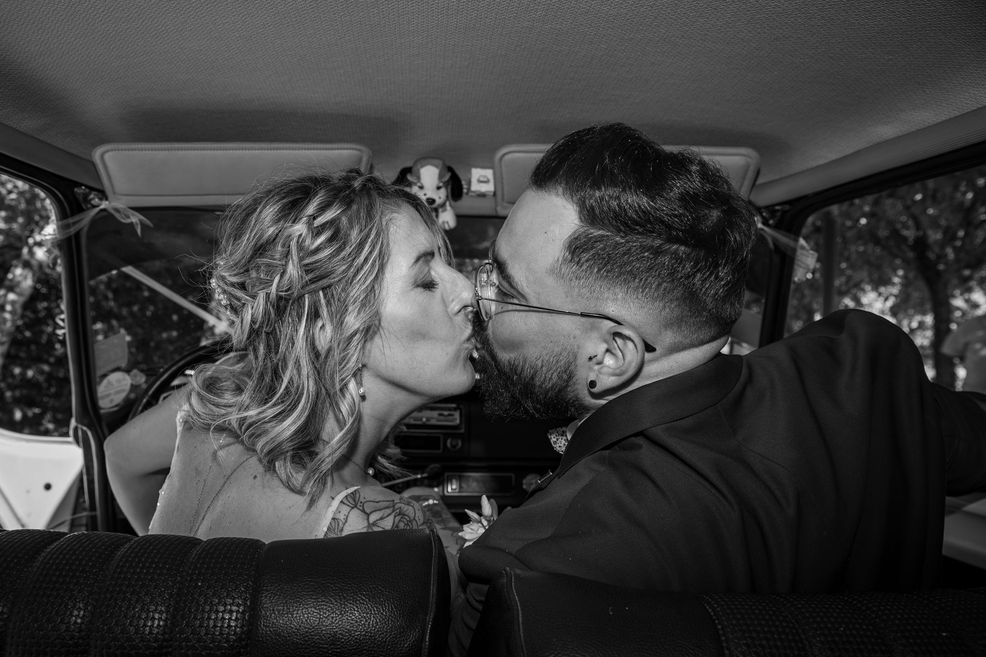 Un baiser dans la voiture, en noir et blanc