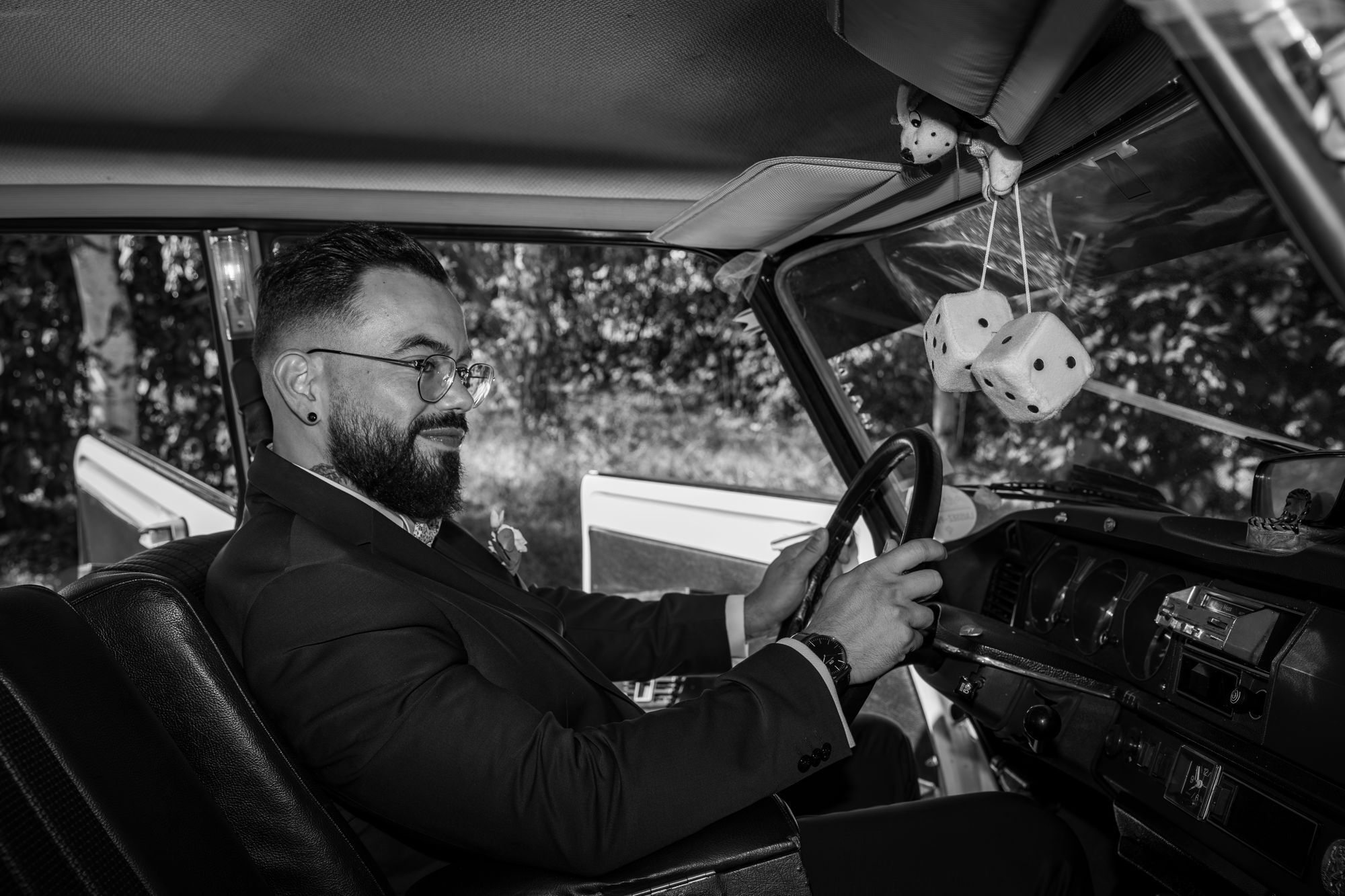 Robin au volant, en noir et blanc