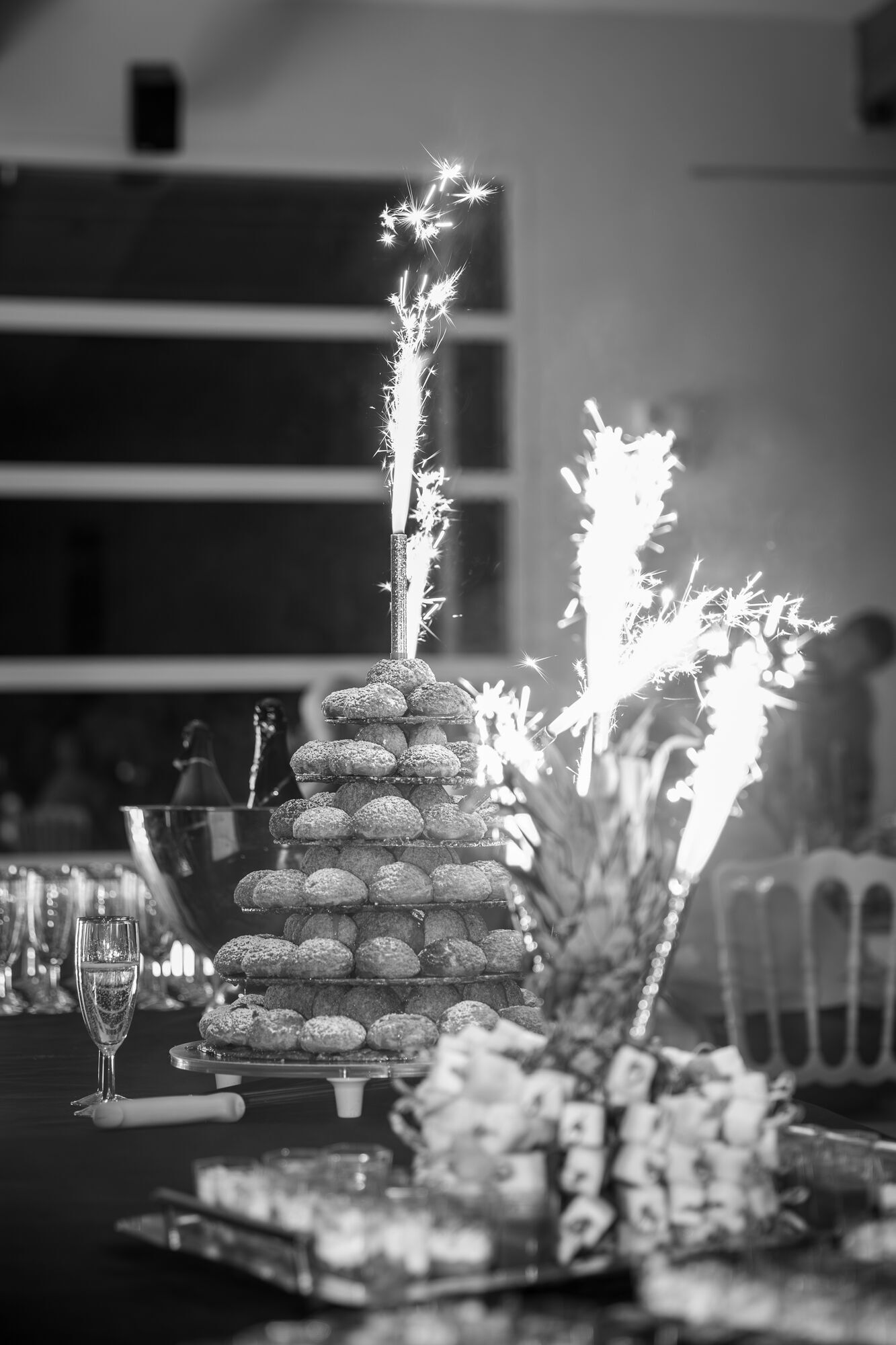 La pièce montée et ses feux de Bengale, en noir et blanc