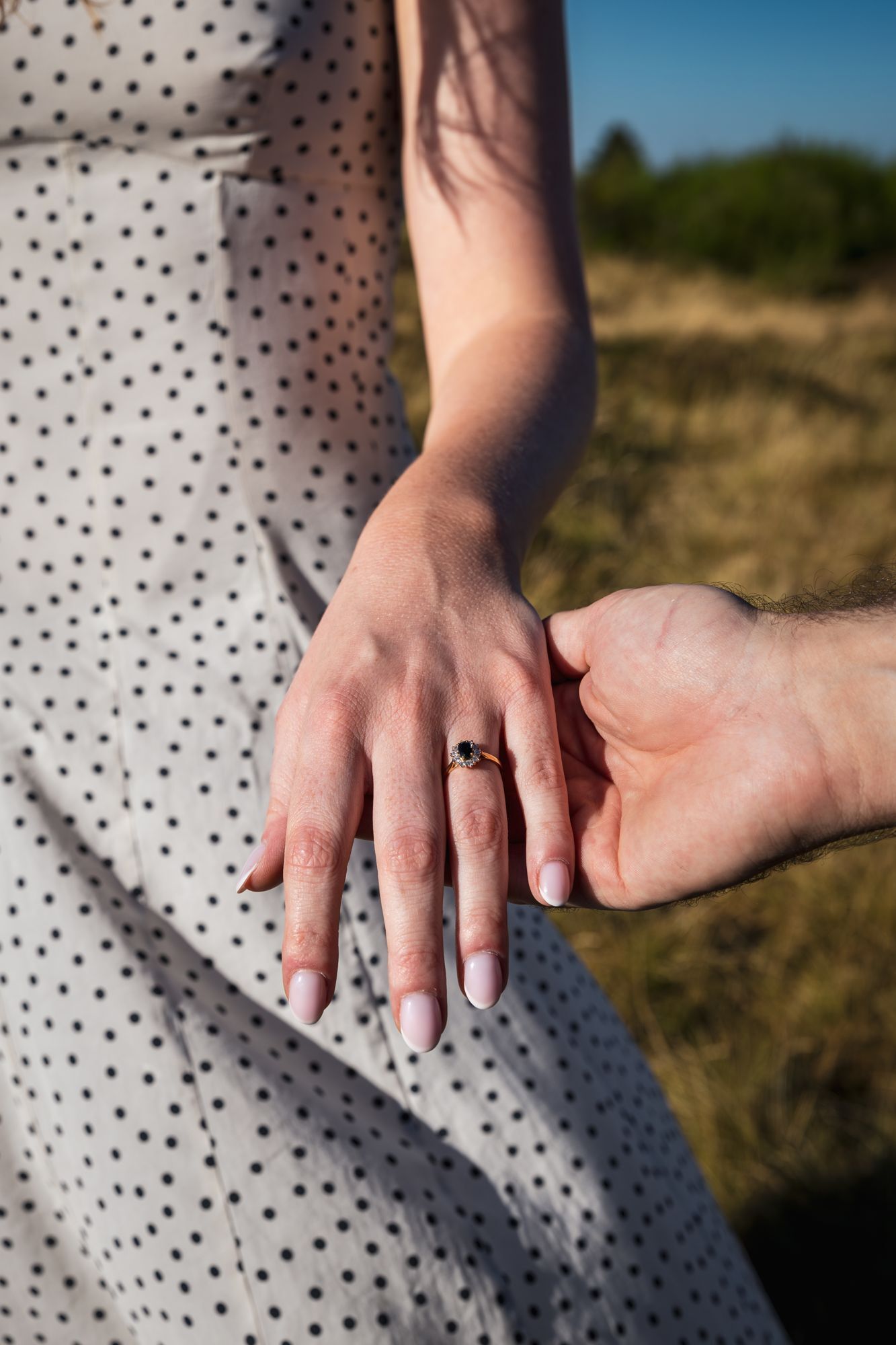La main de Lucy et sa bague