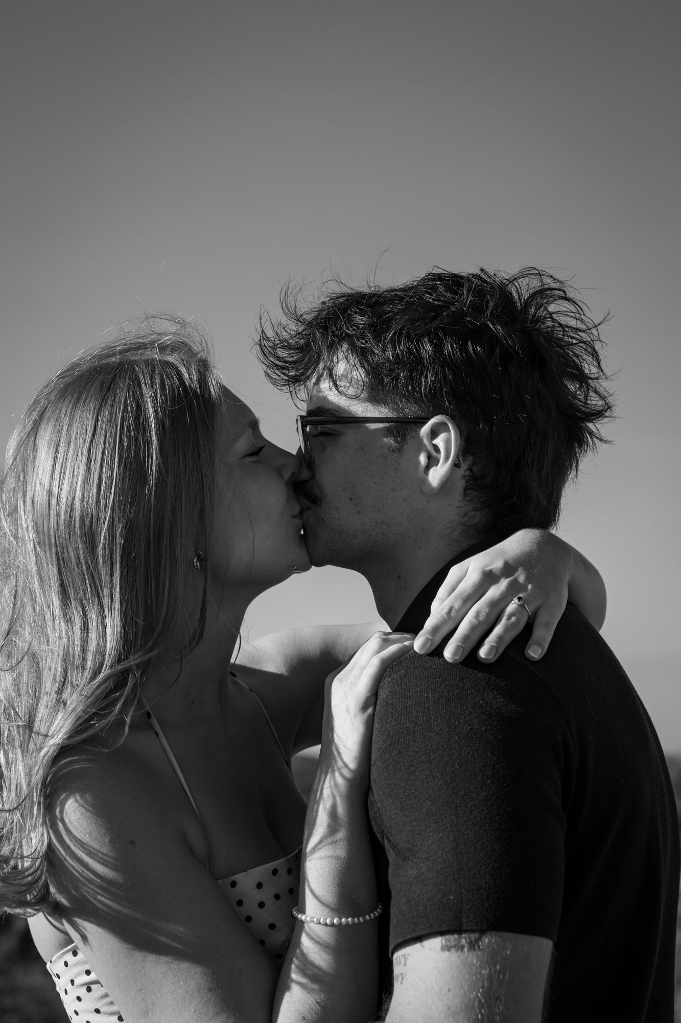 Un baiser en noir et blanc, les cheveux dans le vent