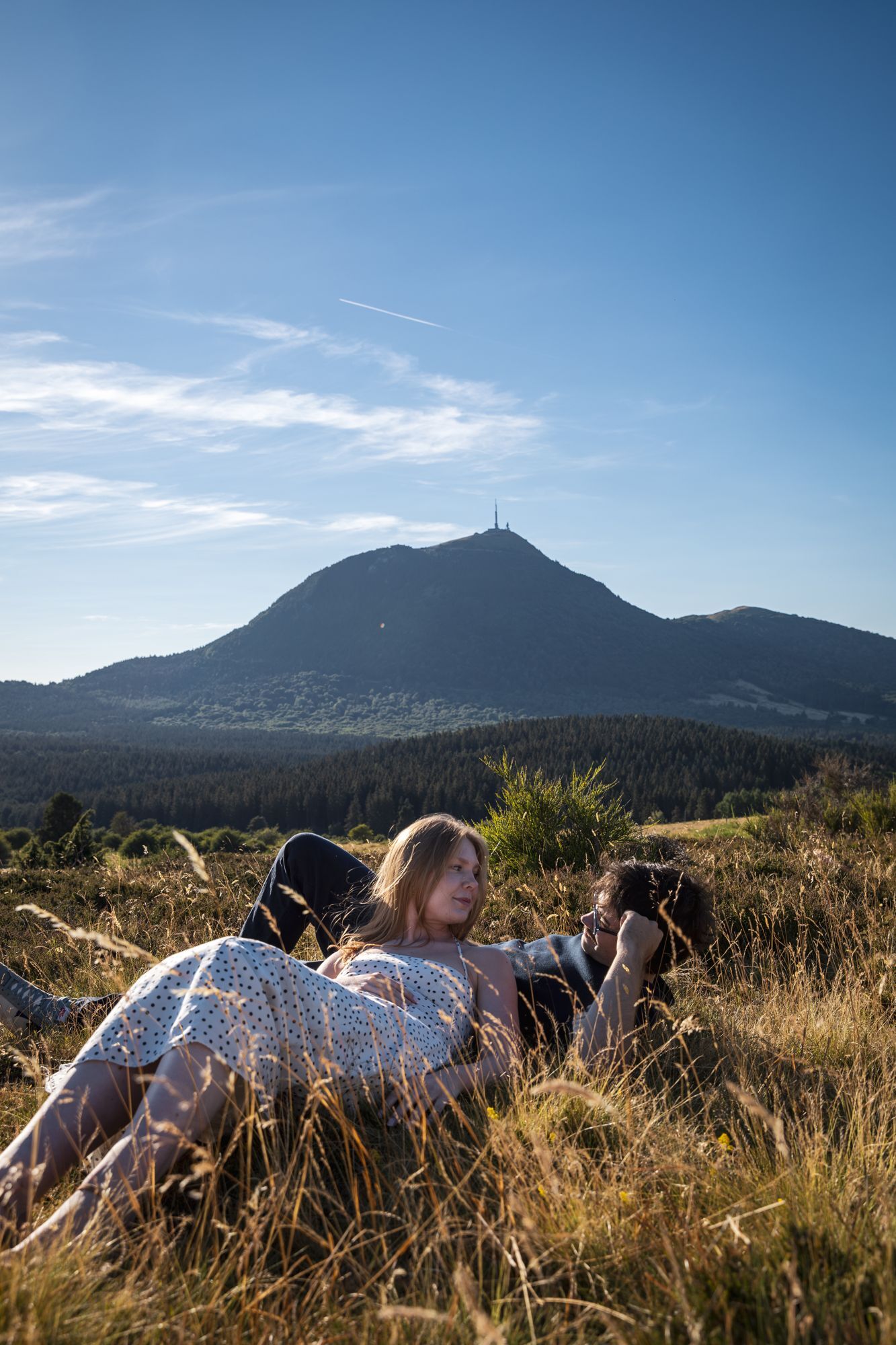 Allongés dans les herbes, face au puy de Dôme