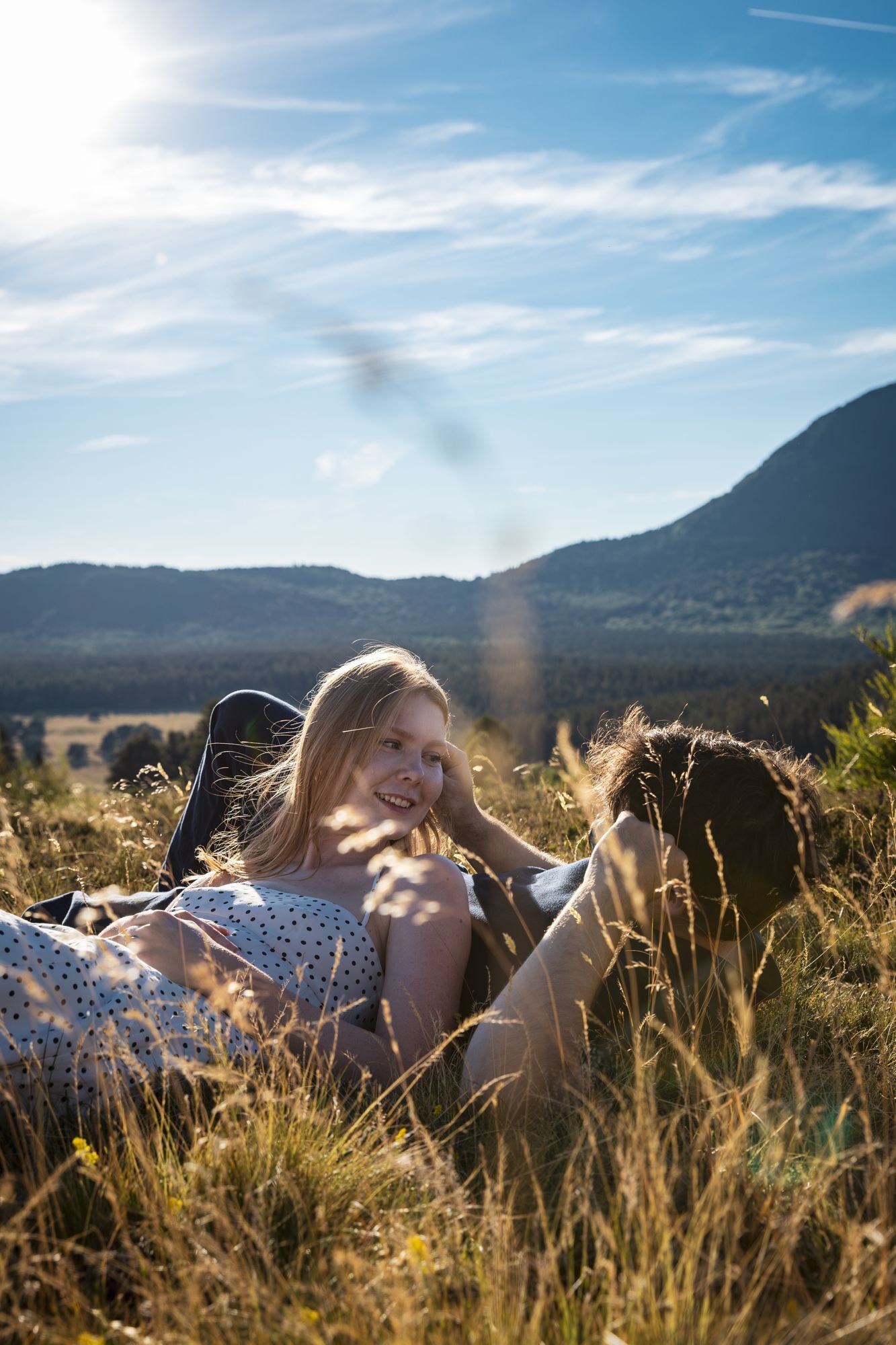 Rires dans l'herbe, à contre-jour