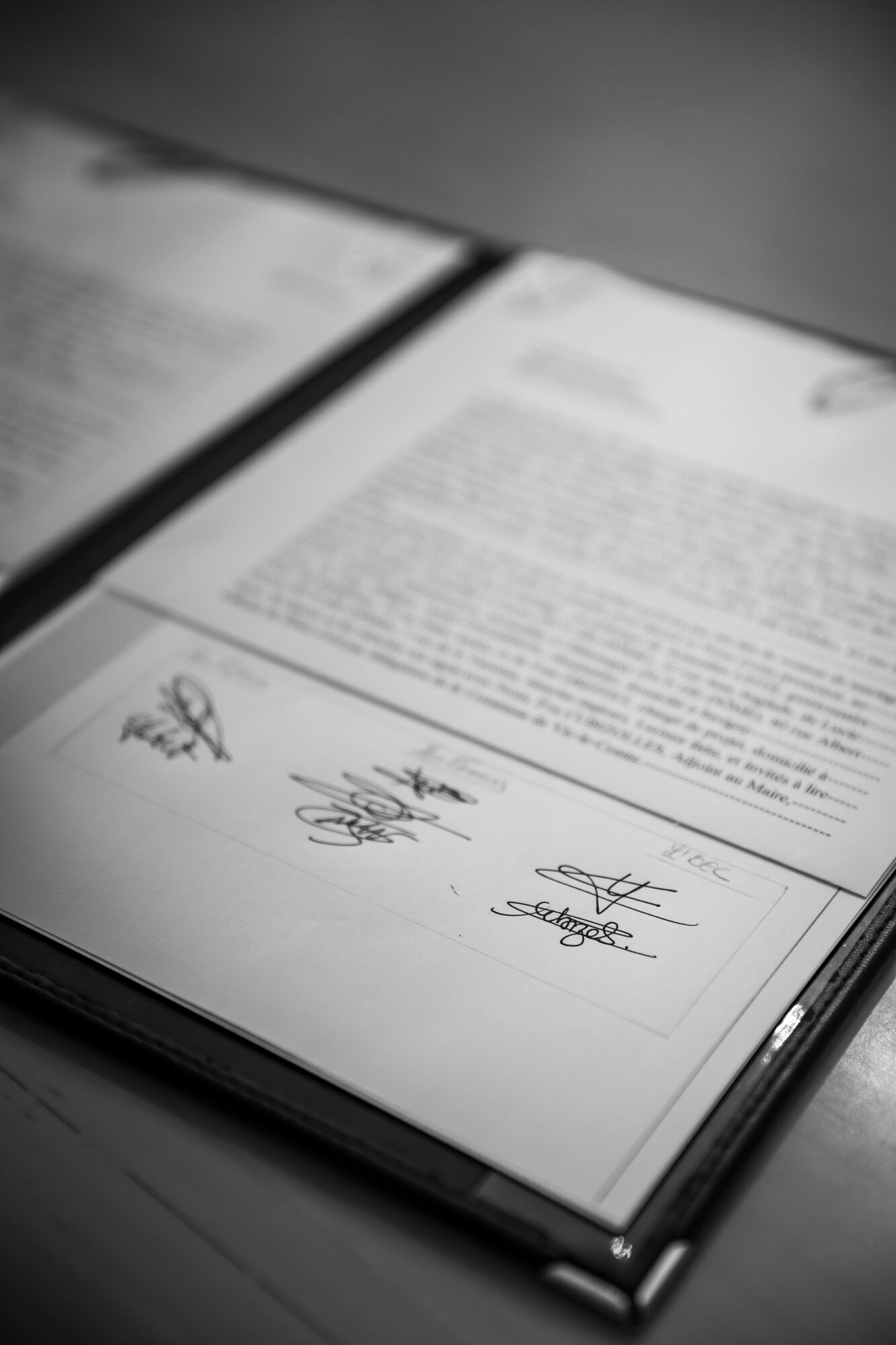 Les signatures sur le registre, en noir et blanc