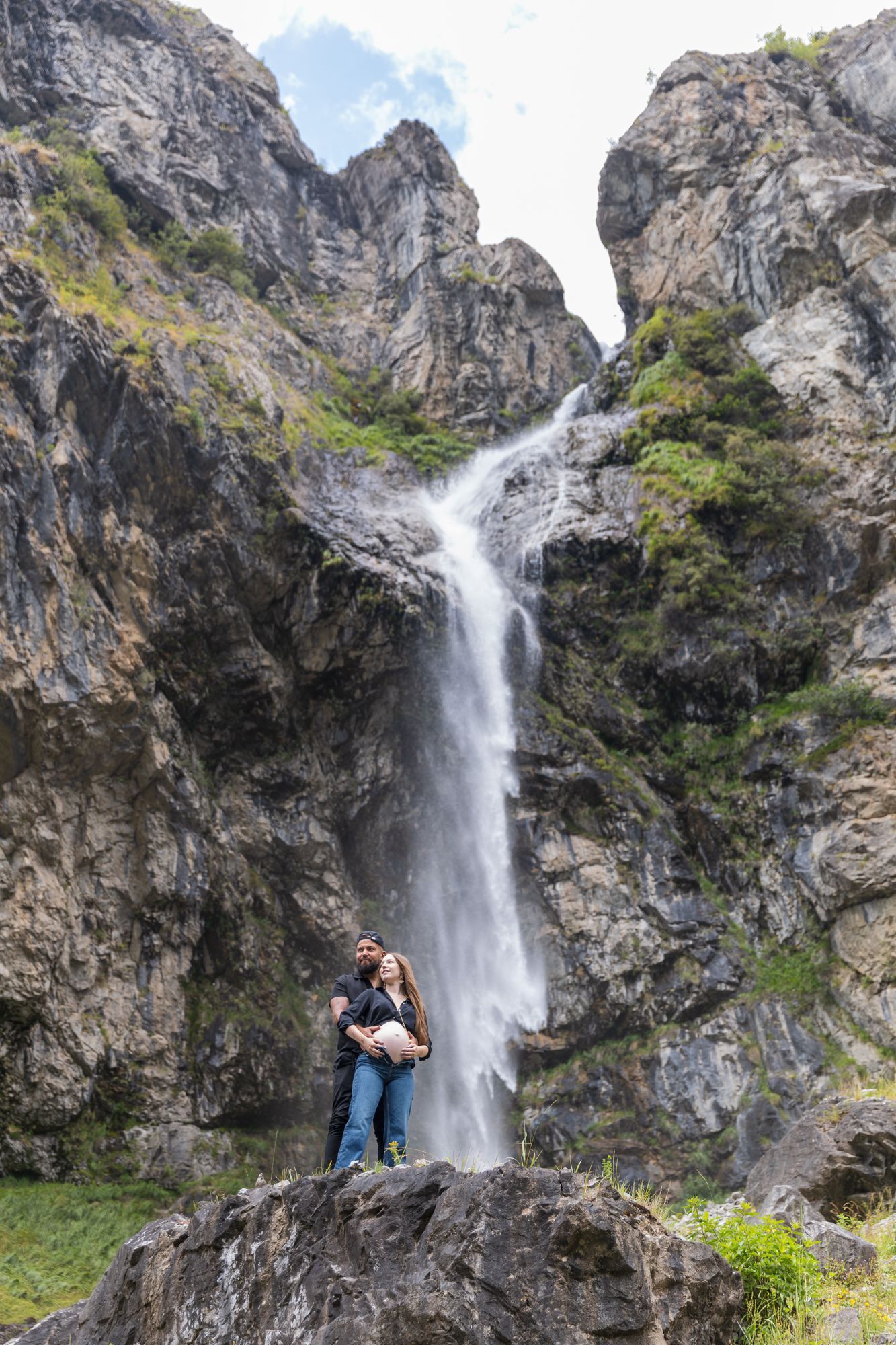 Lou-ann et Julien, minuscules au pied de la cascade