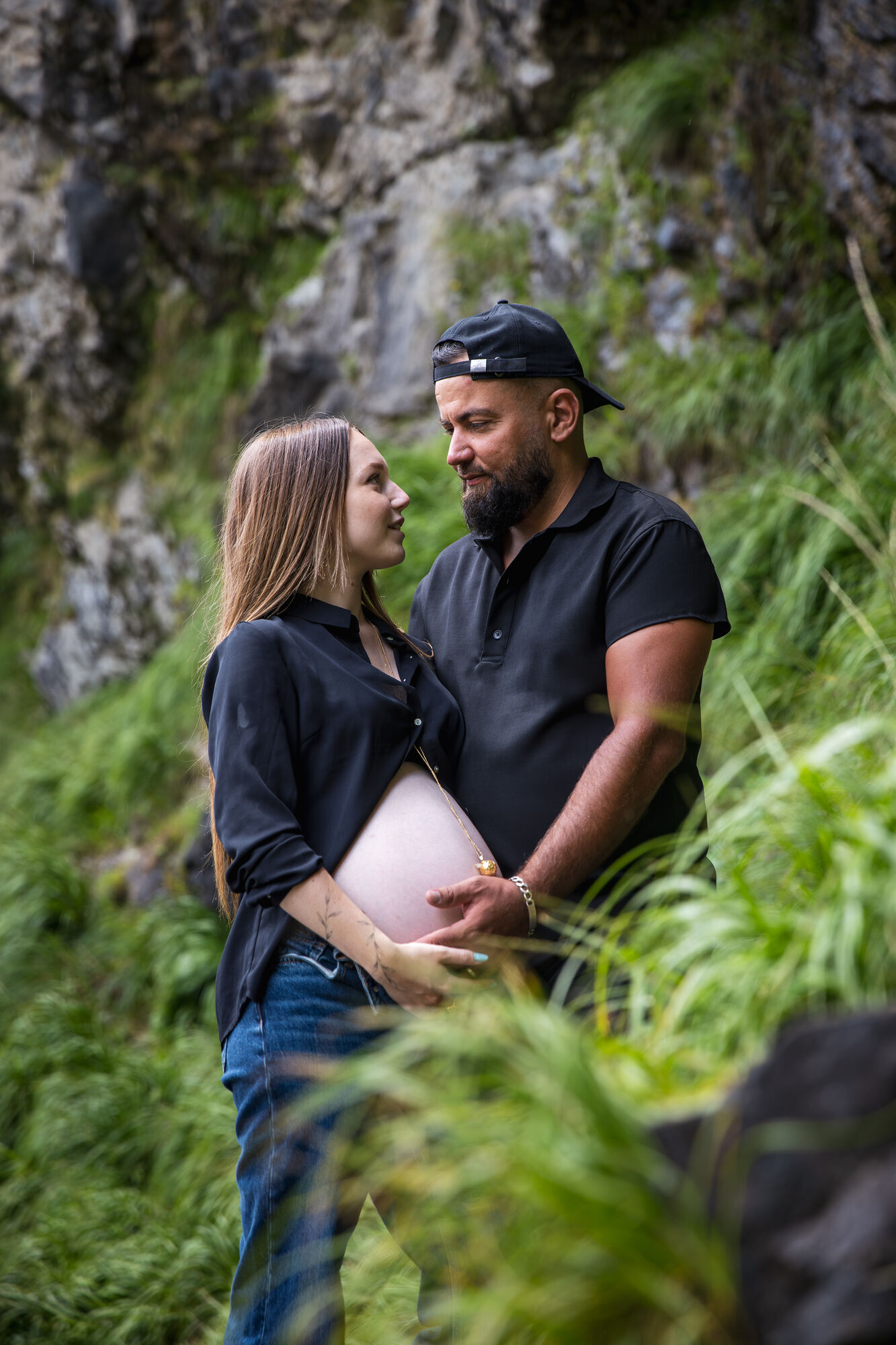 Lou-ann et Julien se regardent, les mains sur le ventre