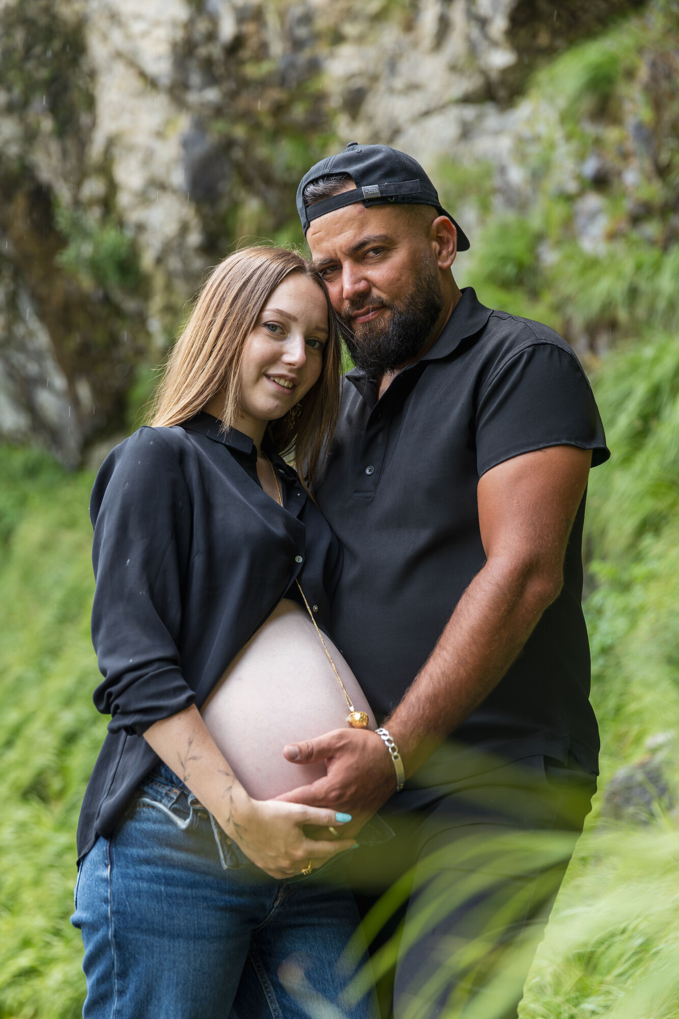 Lou-ann et Julien, tempe contre tempe, les mains sur le ventre