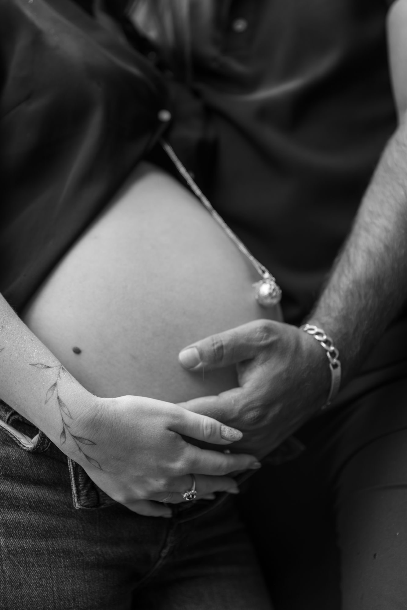 Les mains posées sur le ventre, en noir et blanc