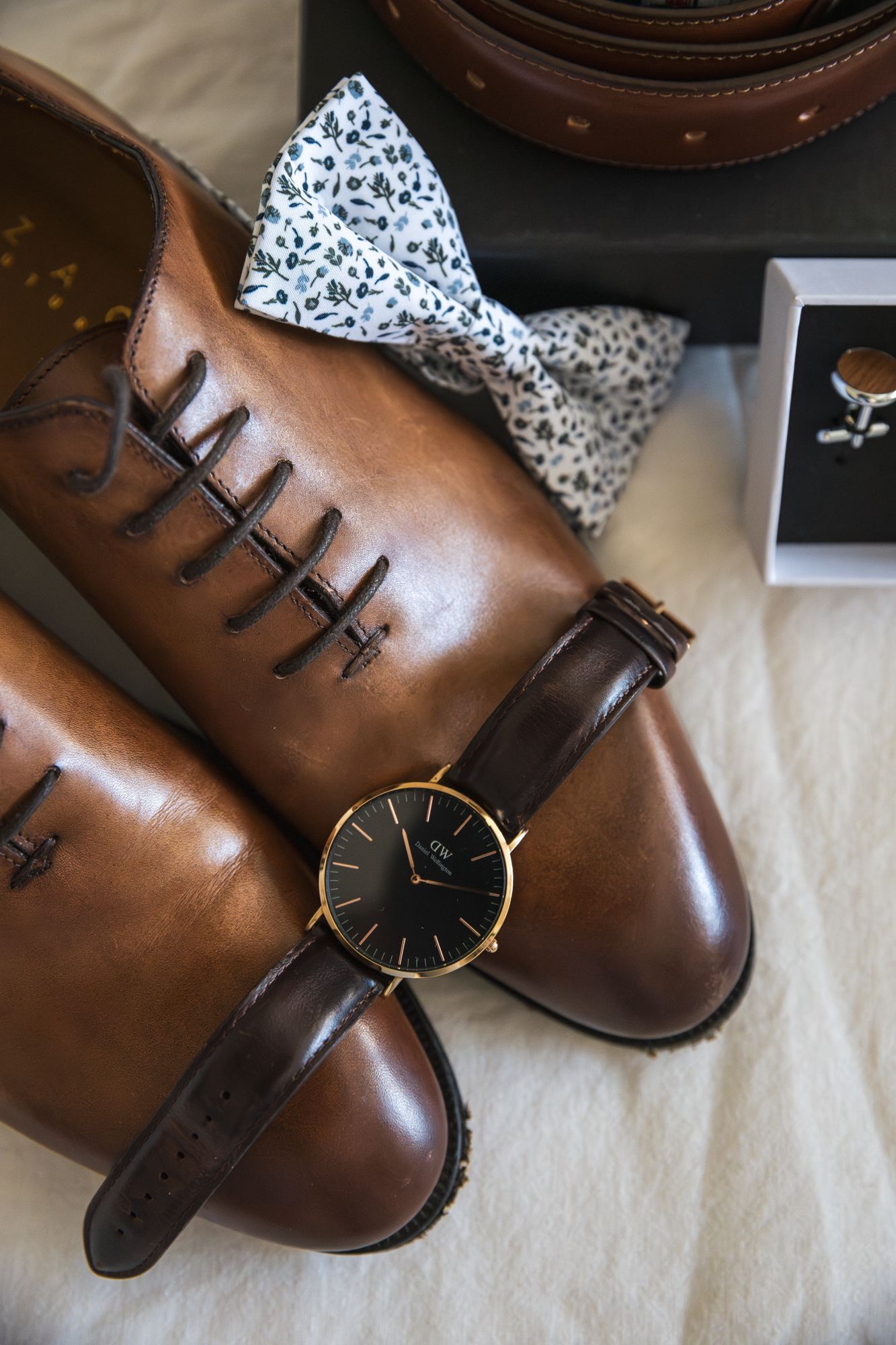 Chaussures, montre et nœud papillon de Robin