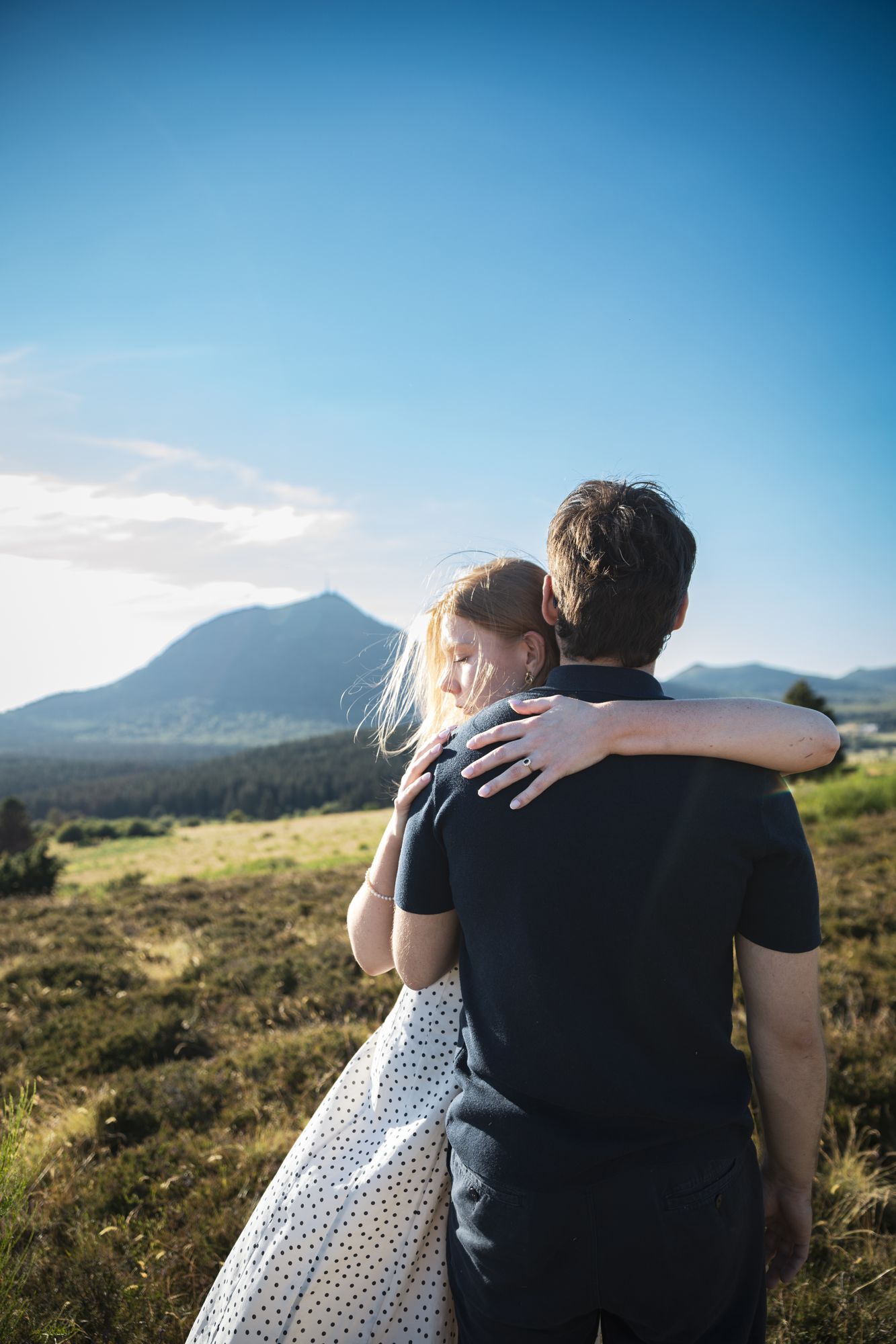 Le couple enlacé devant le puy de Dôme