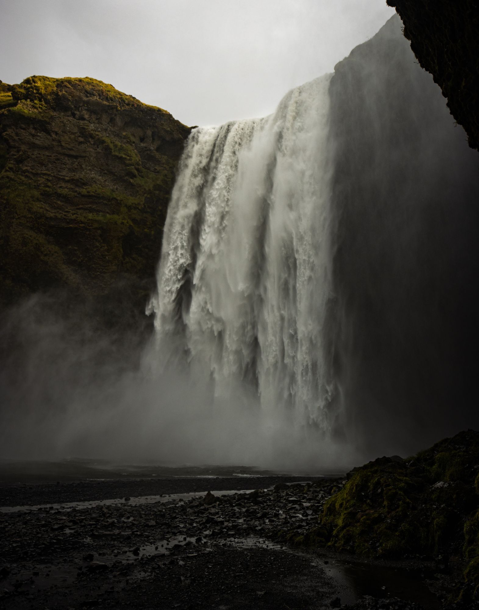 La cascade de Skógafoss dans la brume
