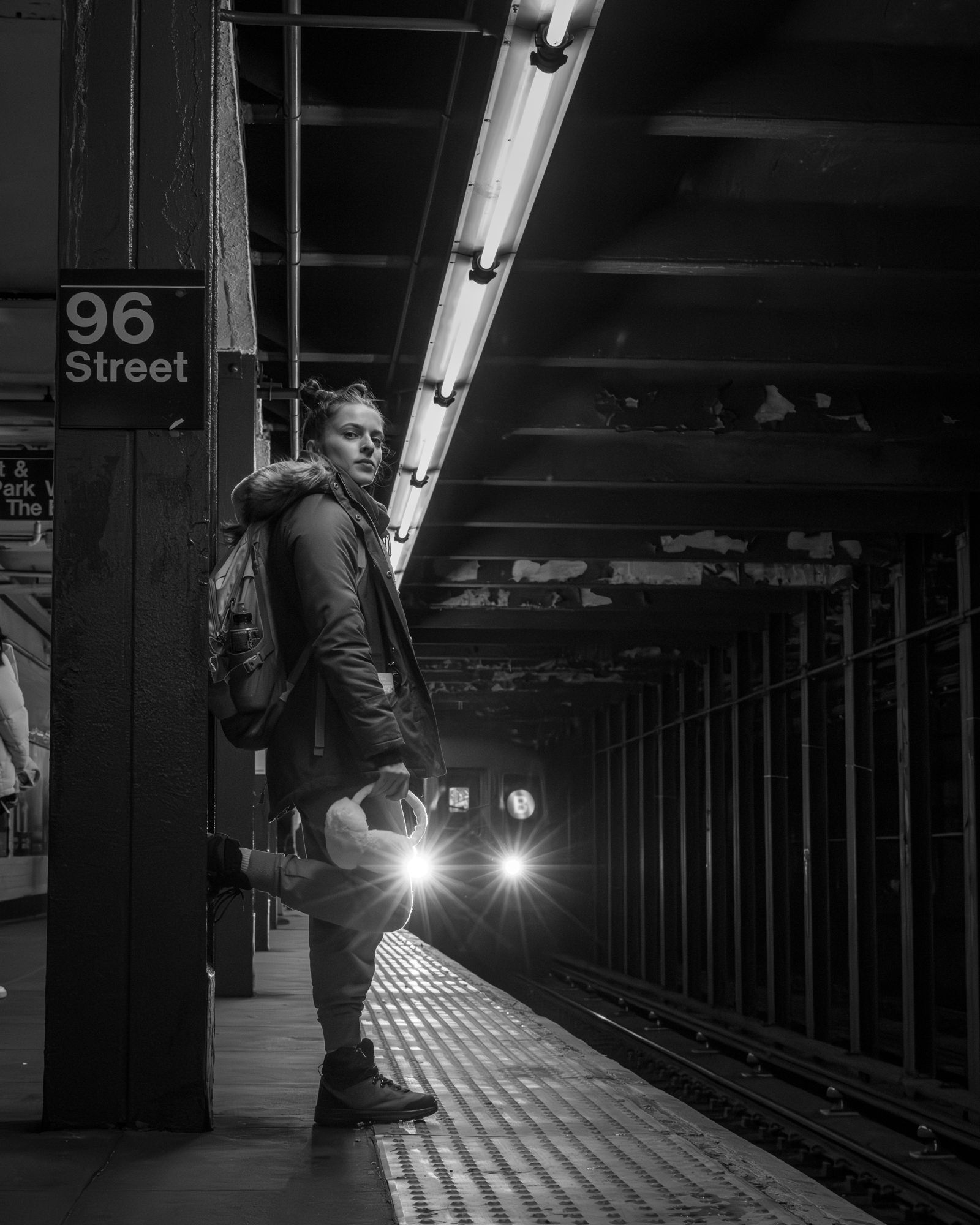 Sur le quai du métro à la station 96th Street, en noir et blanc